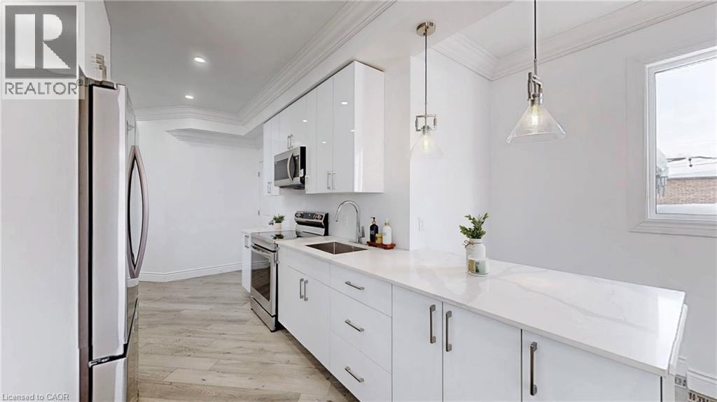 85 Albany Avenue, Hamilton, ON - Indoor Photo Showing Kitchen With Stainless Steel Kitchen With Upgraded Kitchen