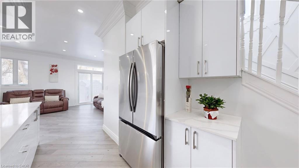 85 Albany Avenue, Hamilton, ON - Indoor Photo Showing Kitchen