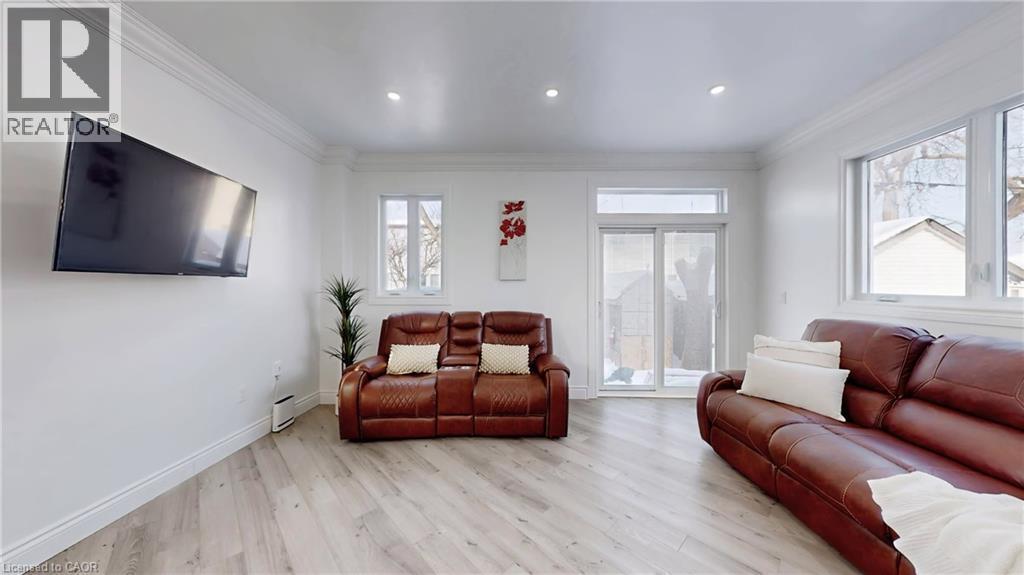 85 Albany Avenue, Hamilton, ON - Indoor Photo Showing Living Room
