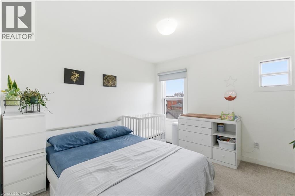 Bedroom with light colored carpet and baseboards - 40 Fullerton Avenue, Hamilton, ON - Indoor Photo Showing Bedroom