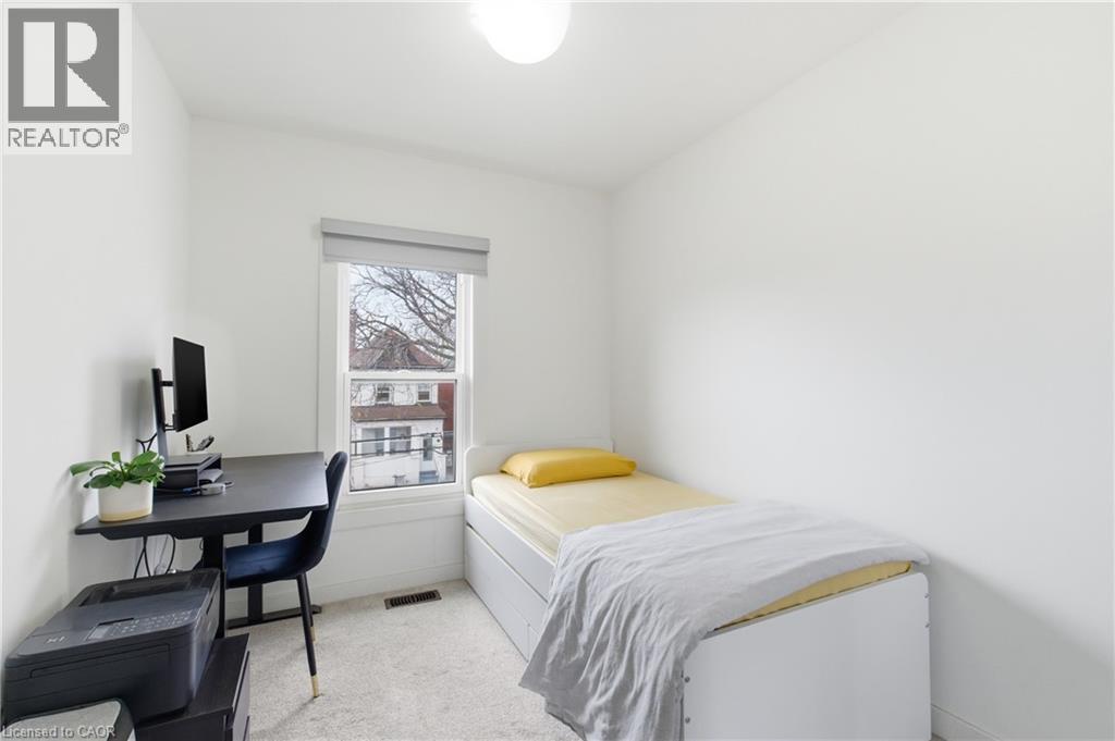 Bedroom featuring light carpet and a desk - 40 Fullerton Avenue, Hamilton, ON - Indoor Photo Showing Other Room