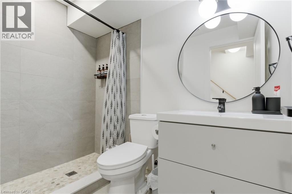 Full bath with vanity and a shower stall - 40 Fullerton Avenue, Hamilton, ON - Indoor Photo Showing Bathroom