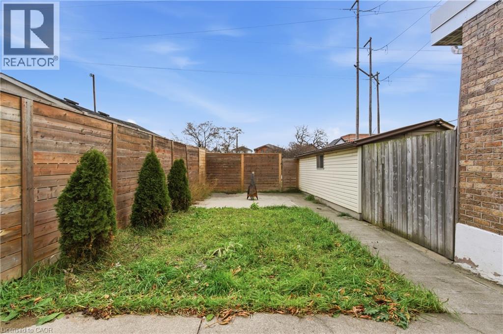 Fenced backyard with a patio area - 40 Fullerton Avenue, Hamilton, ON - Outdoor