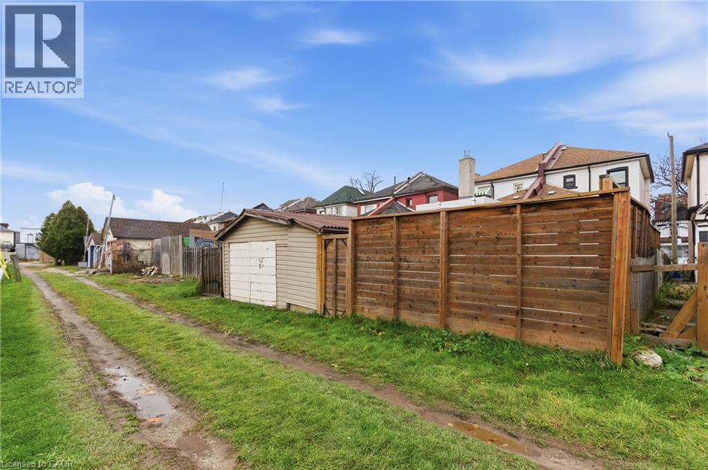 View of yard featuring a residential view - 40 Fullerton Avenue, Hamilton, ON - Outdoor