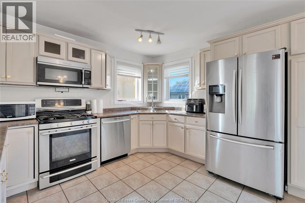 1414 Girard Drive, Lakeshore, ON - Indoor Photo Showing Kitchen With Double Sink