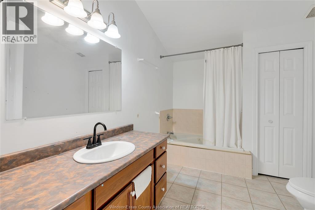 1414 Girard Drive, Lakeshore, ON - Indoor Photo Showing Bathroom