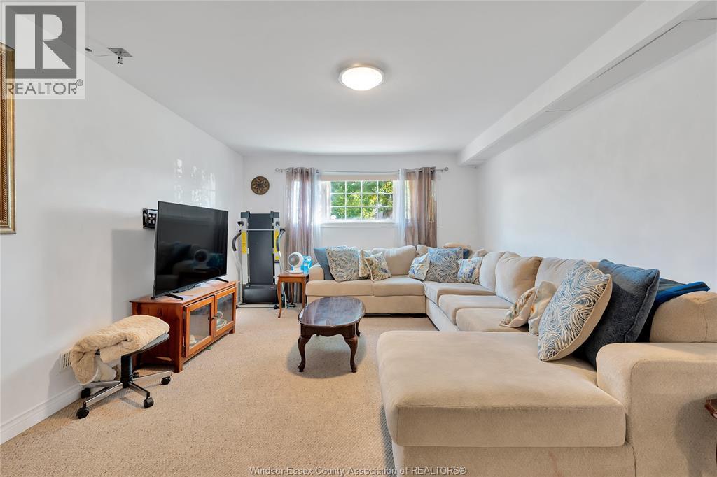 1414 Girard Drive, Lakeshore, ON - Indoor Photo Showing Living Room