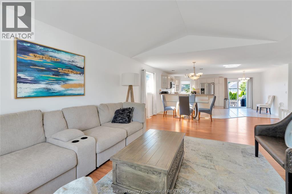1414 Girard Drive, Lakeshore, ON - Indoor Photo Showing Living Room