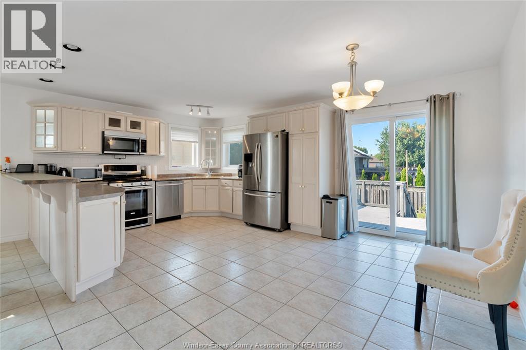1414 Girard Drive, Lakeshore, ON - Indoor Photo Showing Kitchen