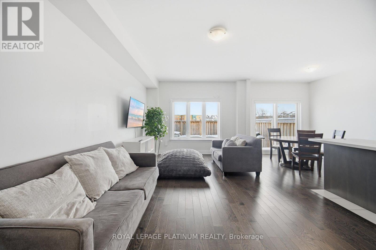 202 Sutherland Avenue, Bradford West Gwillimbury, ON - Indoor Photo Showing Living Room