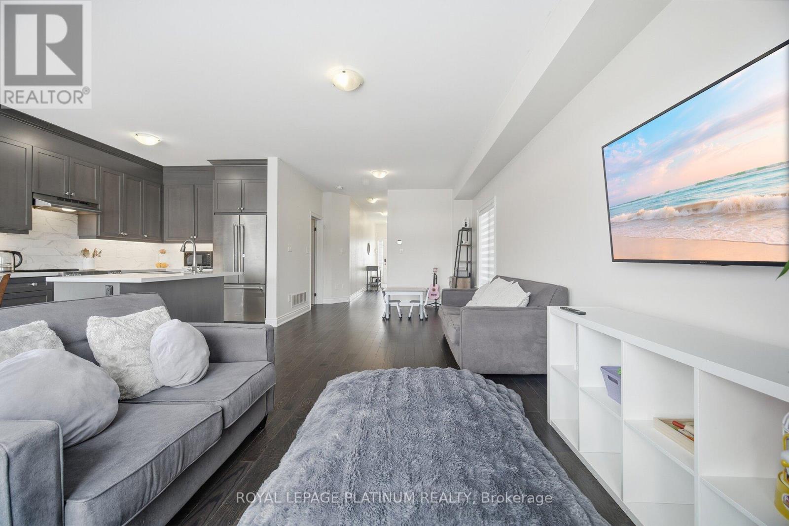 202 Sutherland Avenue, Bradford West Gwillimbury, ON - Indoor Photo Showing Living Room