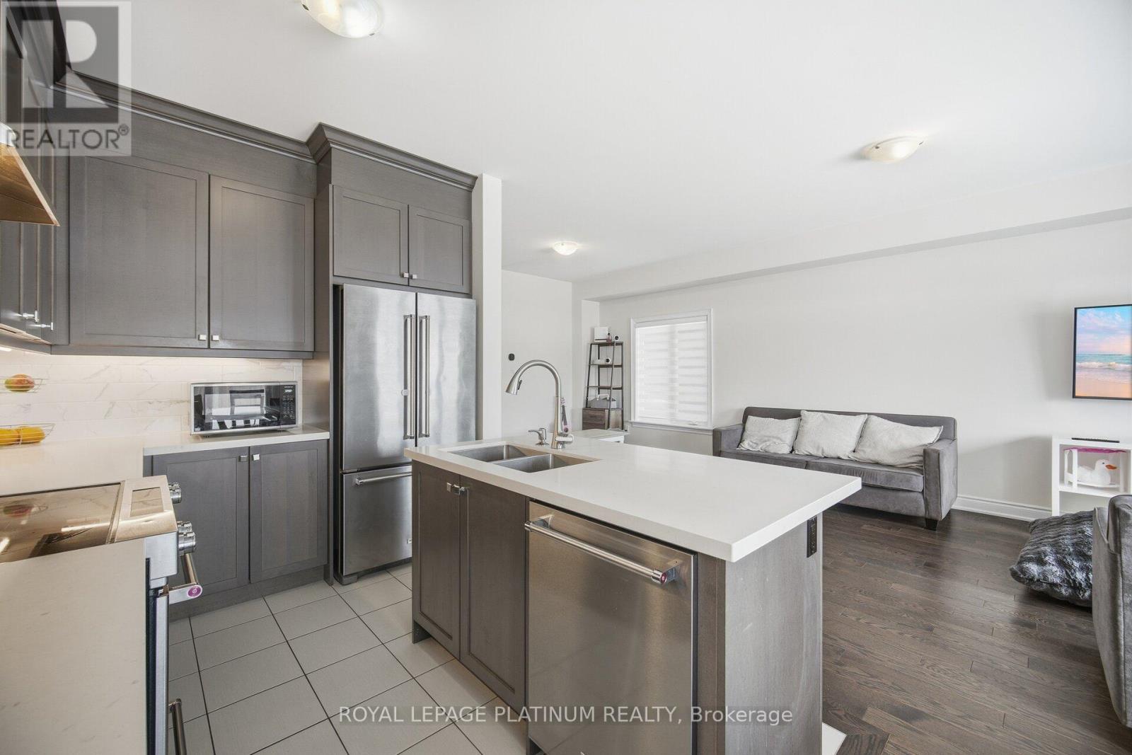 202 Sutherland Avenue, Bradford West Gwillimbury, ON - Indoor Photo Showing Kitchen With Double Sink