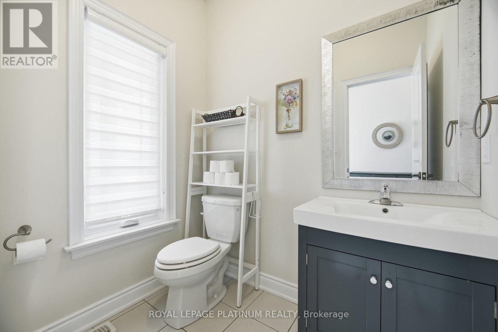 202 Sutherland Avenue, Bradford West Gwillimbury, ON - Indoor Photo Showing Bathroom