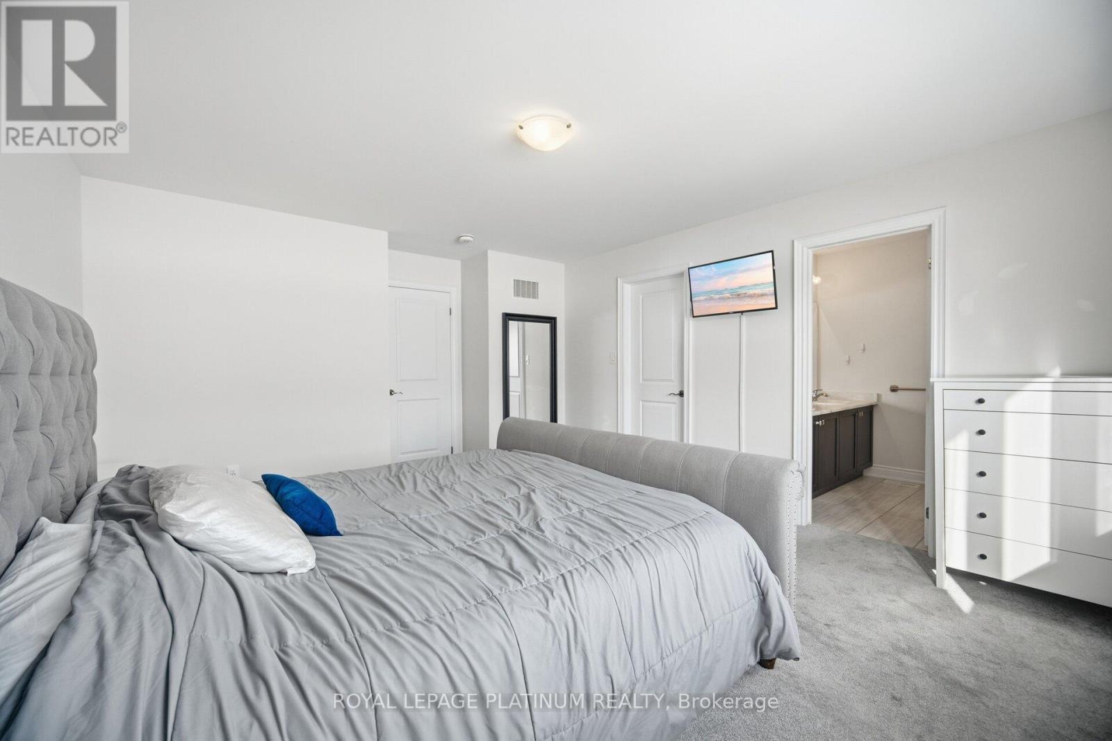 202 Sutherland Avenue, Bradford West Gwillimbury, ON - Indoor Photo Showing Bedroom