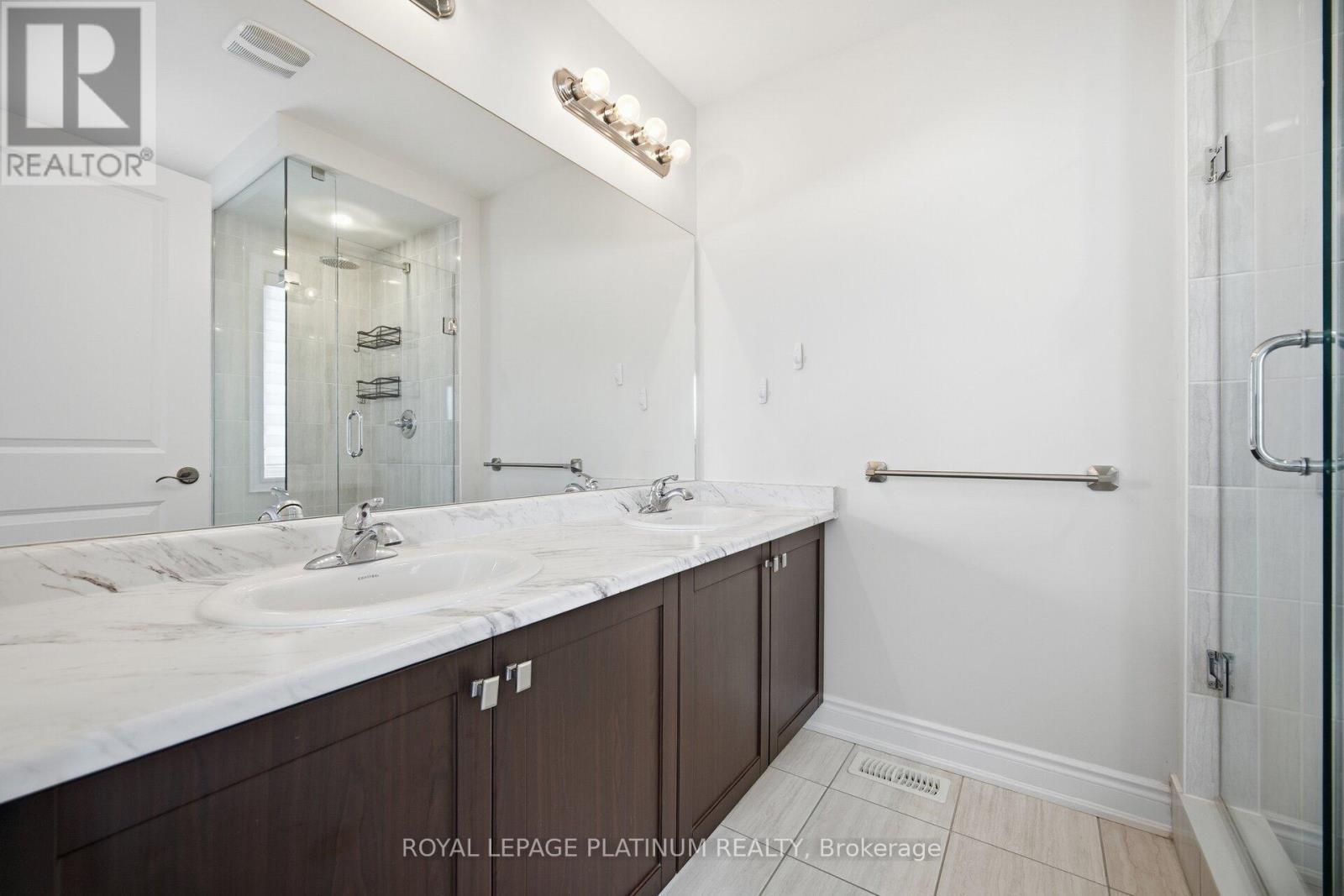 202 Sutherland Avenue, Bradford West Gwillimbury, ON - Indoor Photo Showing Bathroom