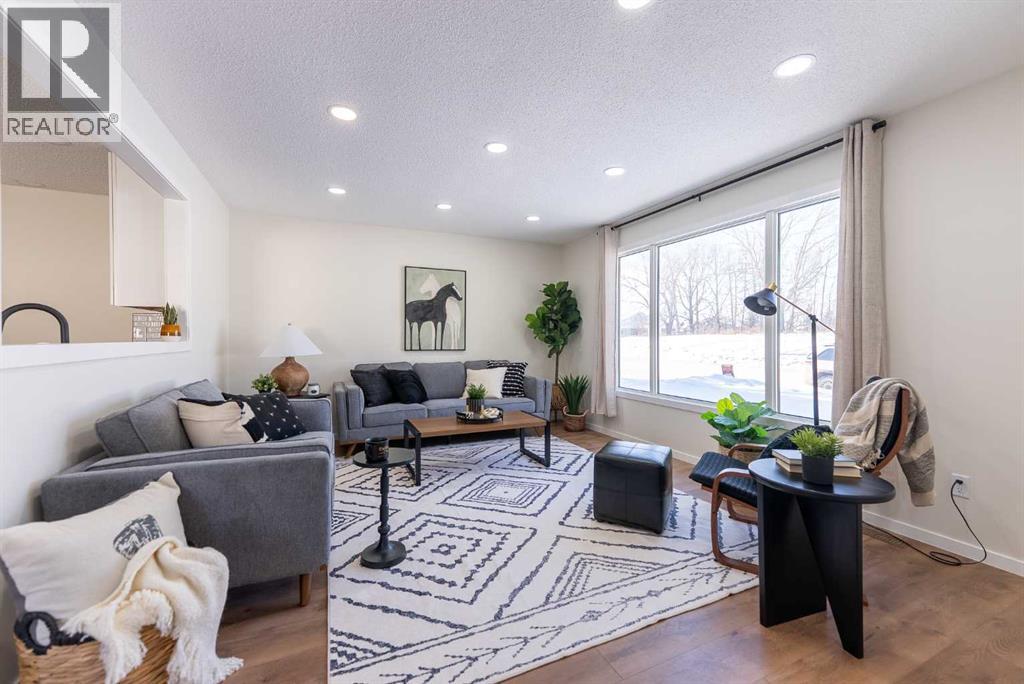 215 Overdown Drive, Red Deer, AB - Indoor Photo Showing Living Room