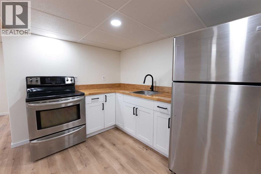 215 Overdown Drive, Red Deer, AB - Indoor Photo Showing Kitchen