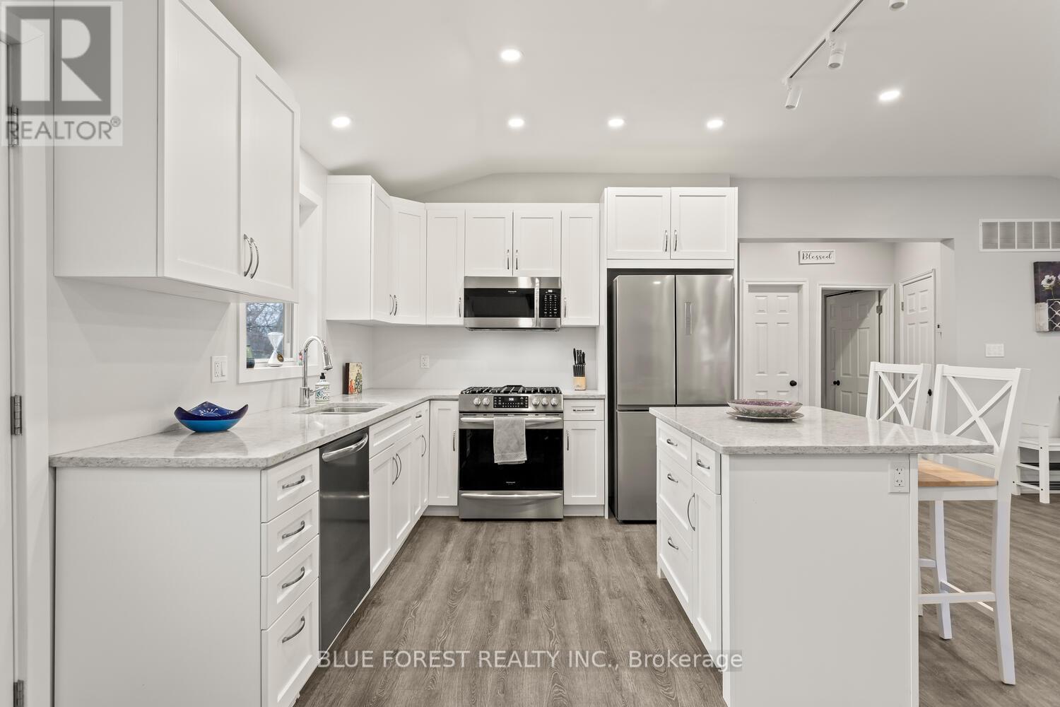 1148 Jane Street, West Elgin (West Lorne), ON - Indoor Photo Showing Kitchen With Upgraded Kitchen