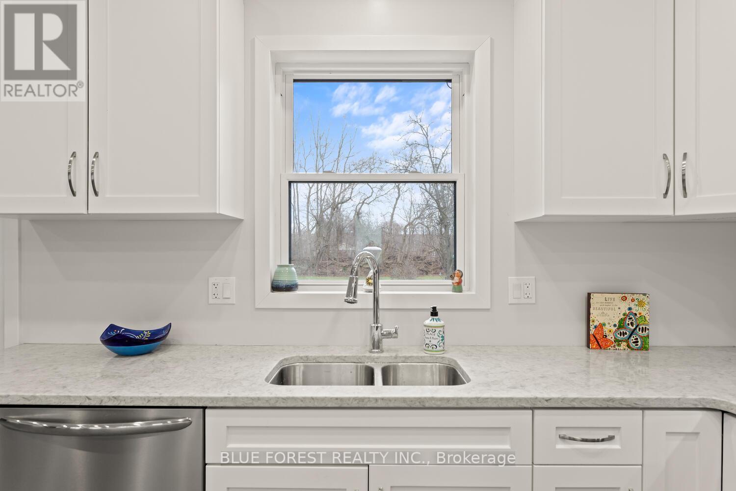 1148 Jane Street, West Elgin (West Lorne), ON - Indoor Photo Showing Kitchen With Double Sink
