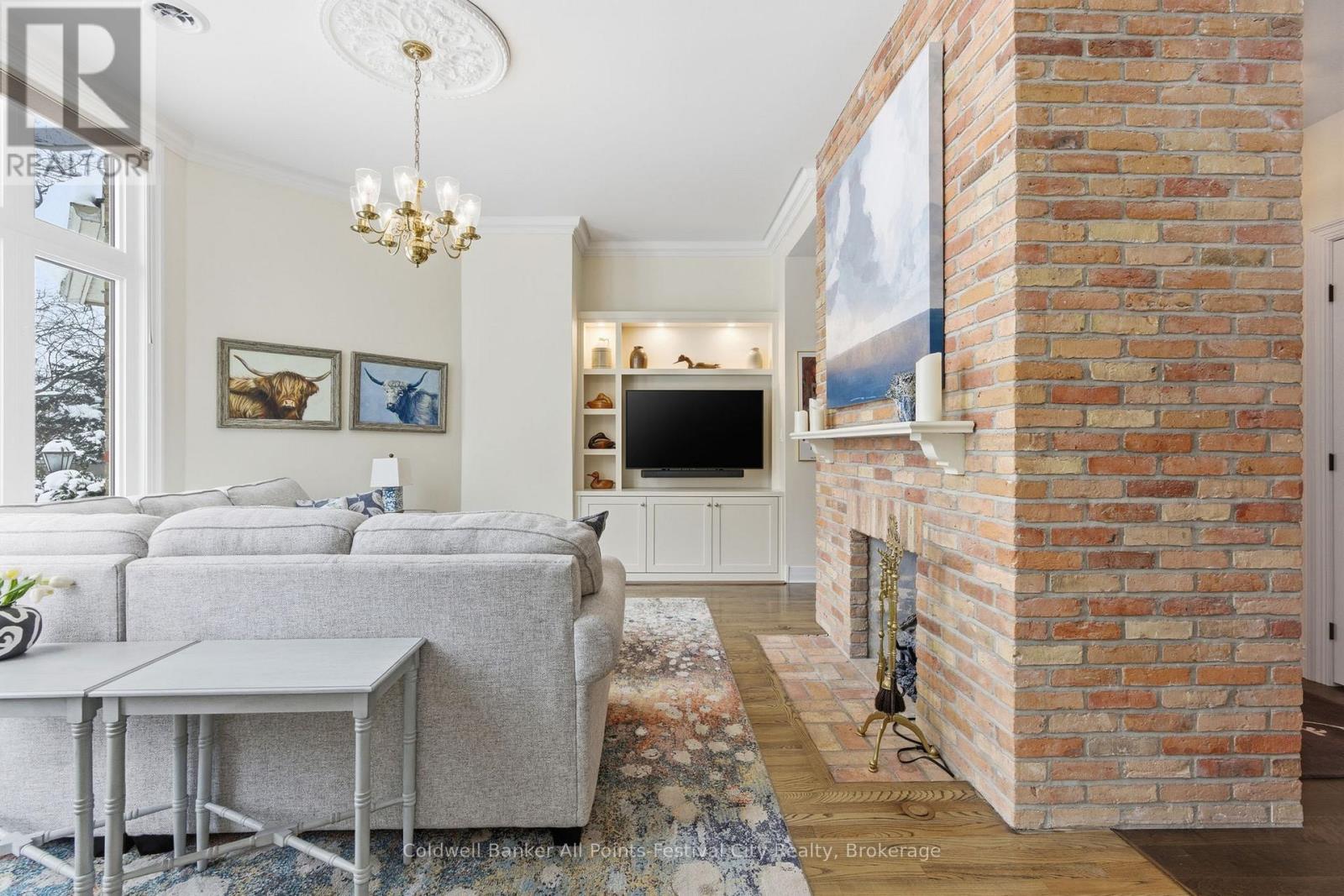 5 Cobourg Street, Goderich (Goderich (Town)), ON - Indoor Photo Showing Living Room With Fireplace