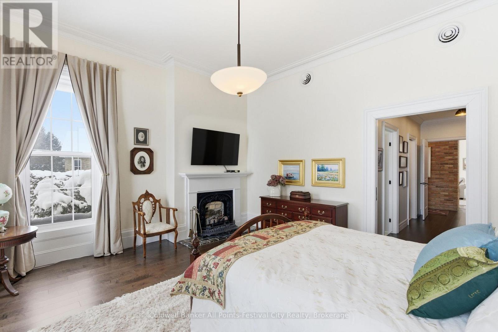 5 Cobourg Street, Goderich (Goderich (Town)), ON - Indoor Photo Showing Bedroom With Fireplace