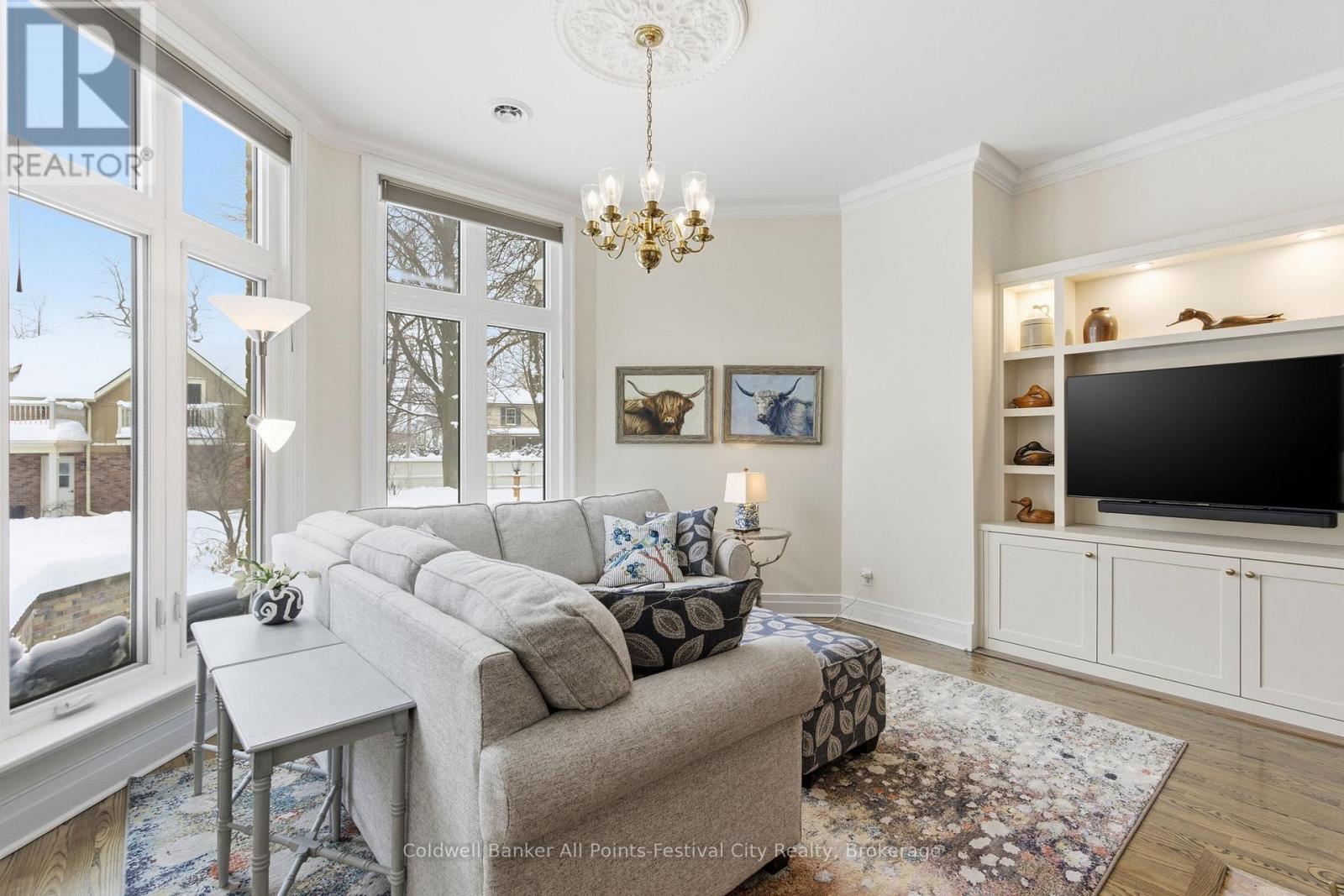 5 Cobourg Street, Goderich (Goderich (Town)), ON - Indoor Photo Showing Living Room