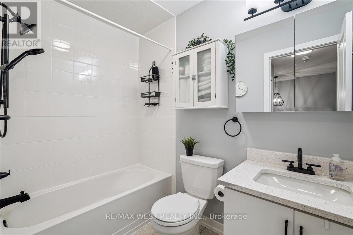 148 - 80 Parrotta Drive, Toronto, ON - Indoor Photo Showing Bathroom