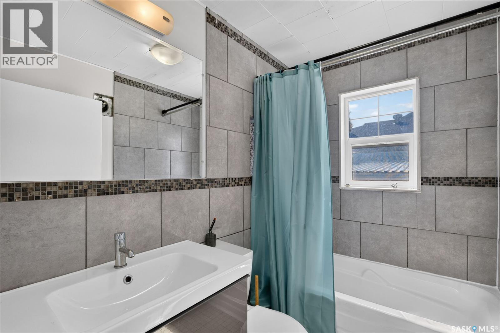453 21St Street E, Prince Albert, SK - Indoor Photo Showing Bathroom