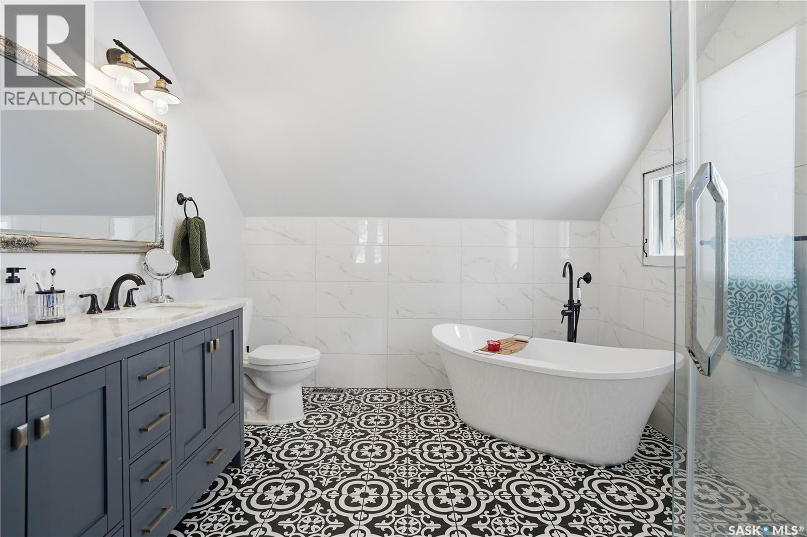 2266 Quebec Street, Regina, SK - Indoor Photo Showing Bathroom