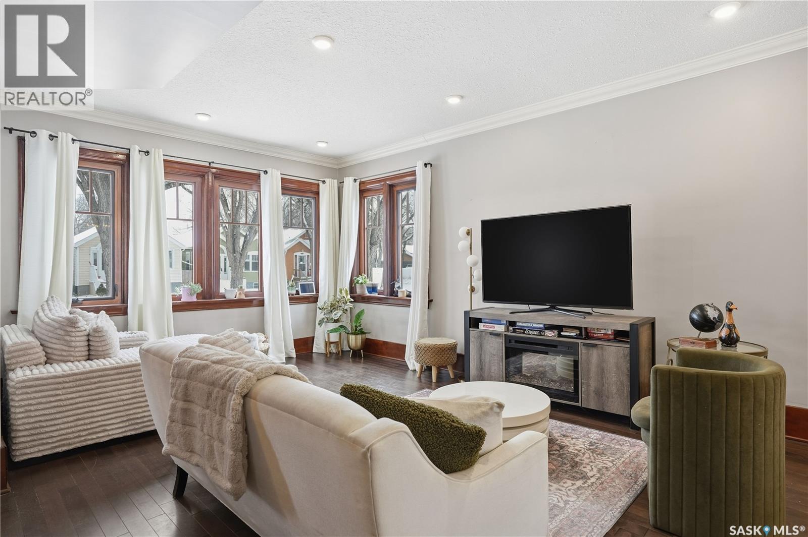 2266 Quebec Street, Regina, SK - Indoor Photo Showing Living Room