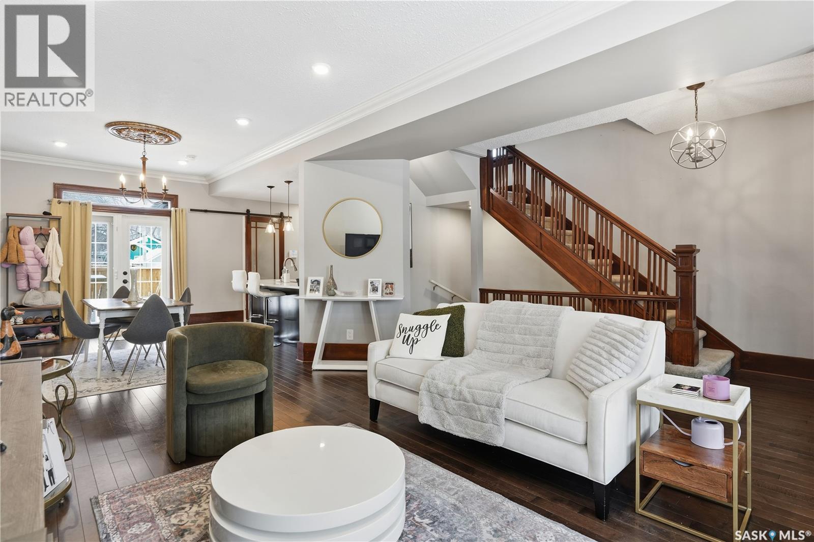 2266 Quebec Street, Regina, SK - Indoor Photo Showing Living Room