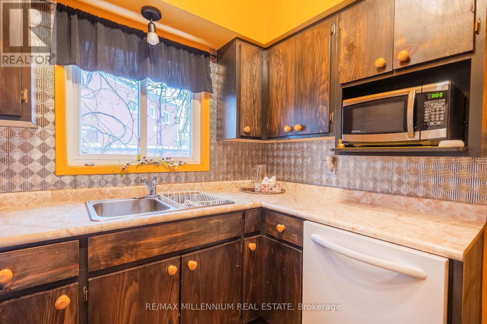 830 Muskoka Road S, Gravenhurst, ON