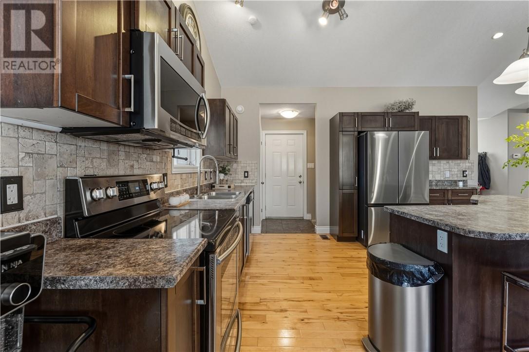 53 Equinox Crescent, Sudbury, ON - Indoor Photo Showing Kitchen With Double Sink With Upgraded Kitchen