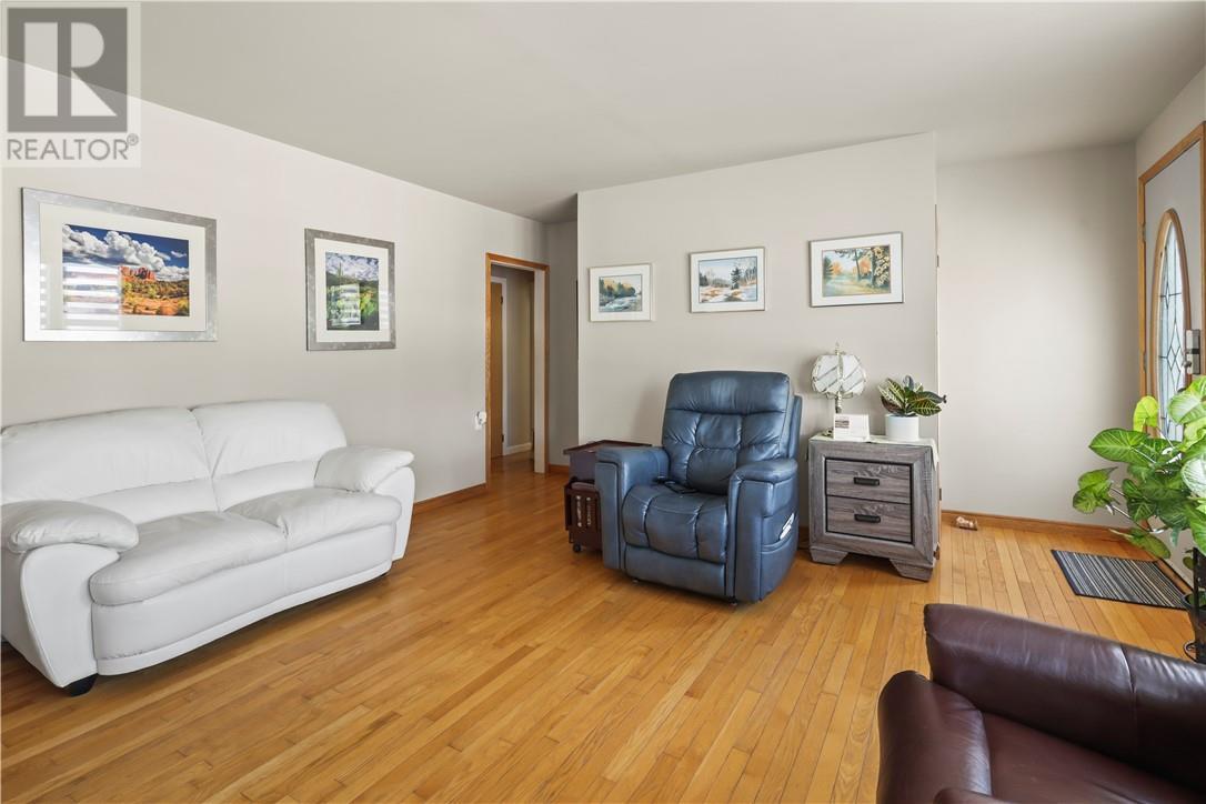 53 Walcot Street, Little Current, ON - Indoor Photo Showing Living Room