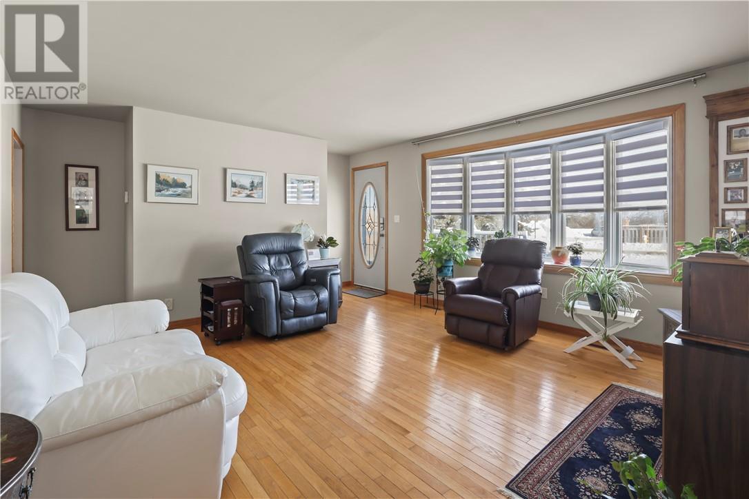 53 Walcot Street, Little Current, ON - Indoor Photo Showing Living Room