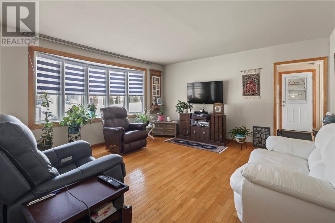 53 Walcot Street, Little Current, ON - Indoor Photo Showing Living Room