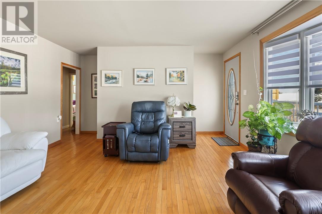 53 Walcot Street, Little Current, ON - Indoor Photo Showing Living Room