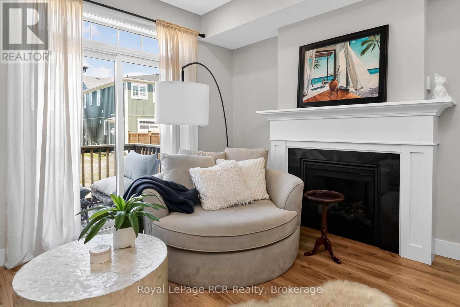 130 Courtland Street, Blue Mountains, ON - Indoor Photo Showing Living Room With Fireplace