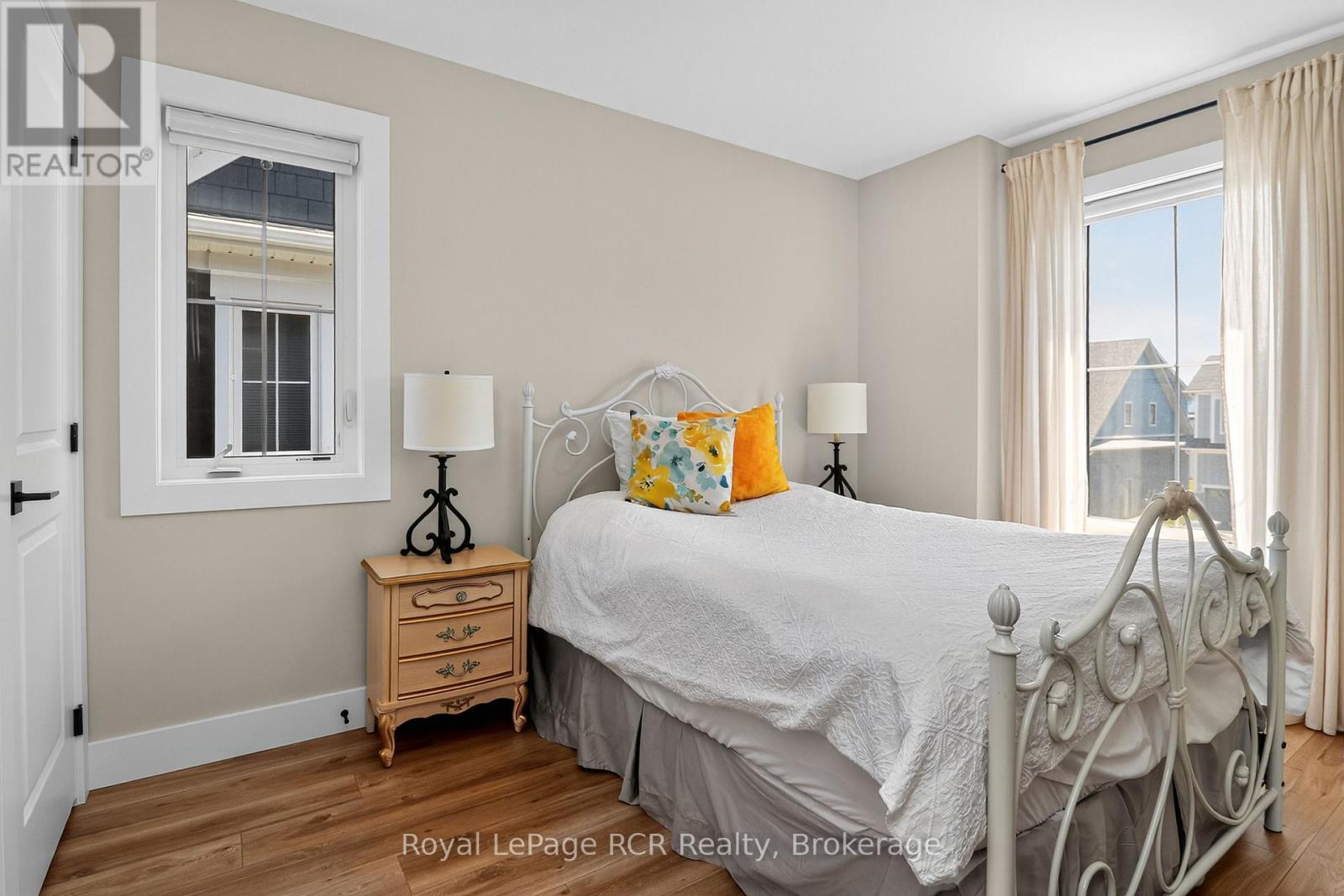 130 Courtland Street, Blue Mountains, ON - Indoor Photo Showing Bedroom