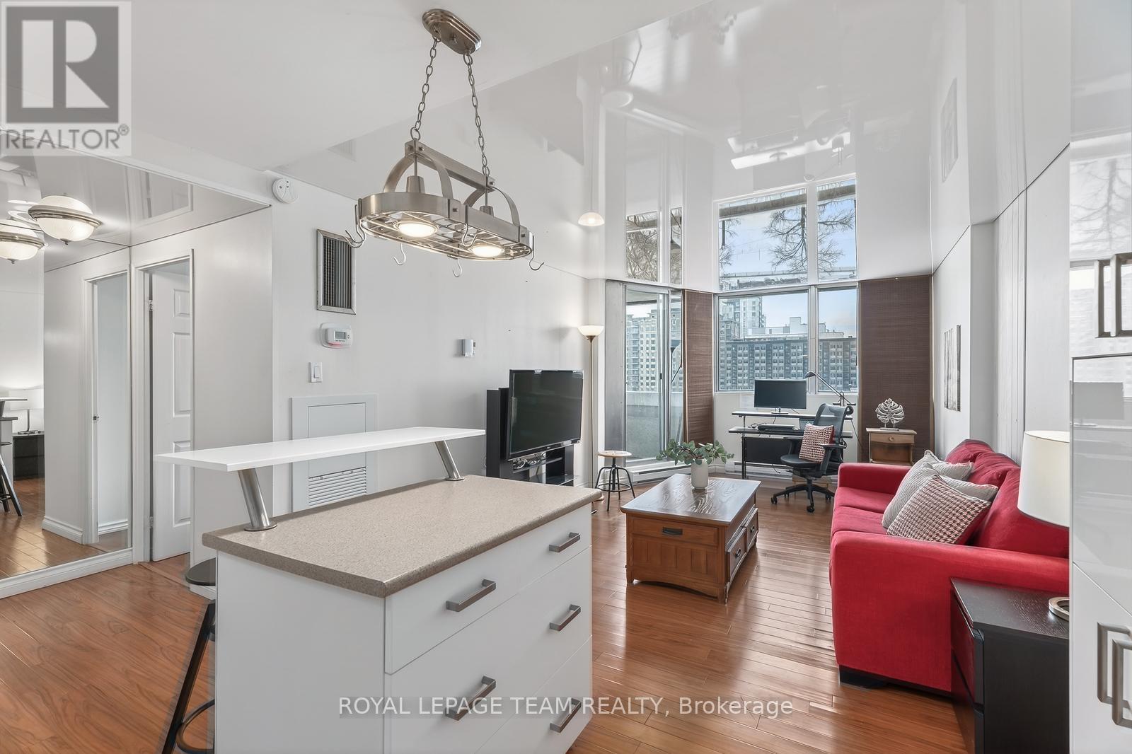 809 - 530 Laurier Avenue W, Ottawa, ON - Indoor With Fireplace