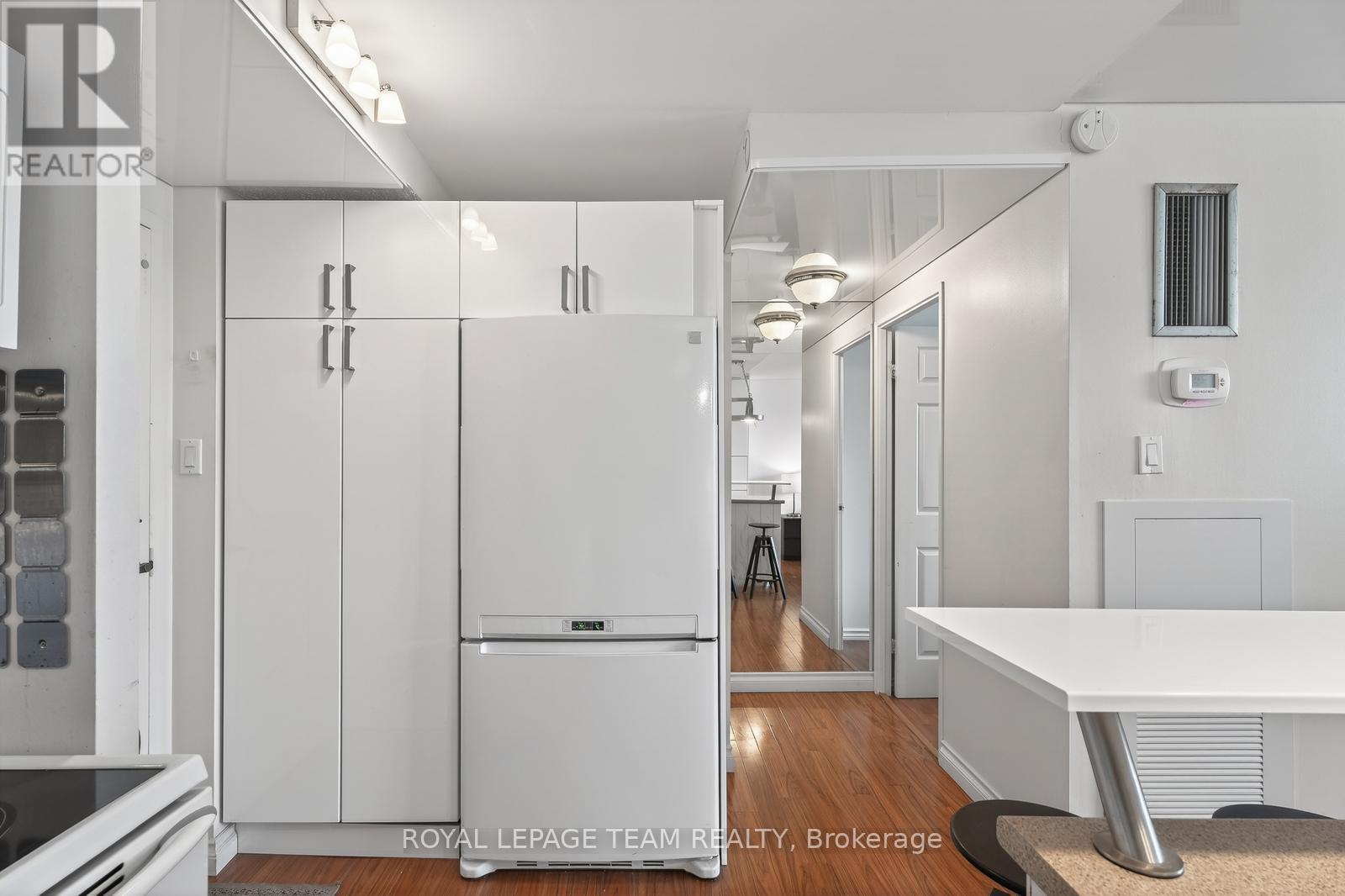 809 - 530 Laurier Avenue W, Ottawa, ON - Indoor