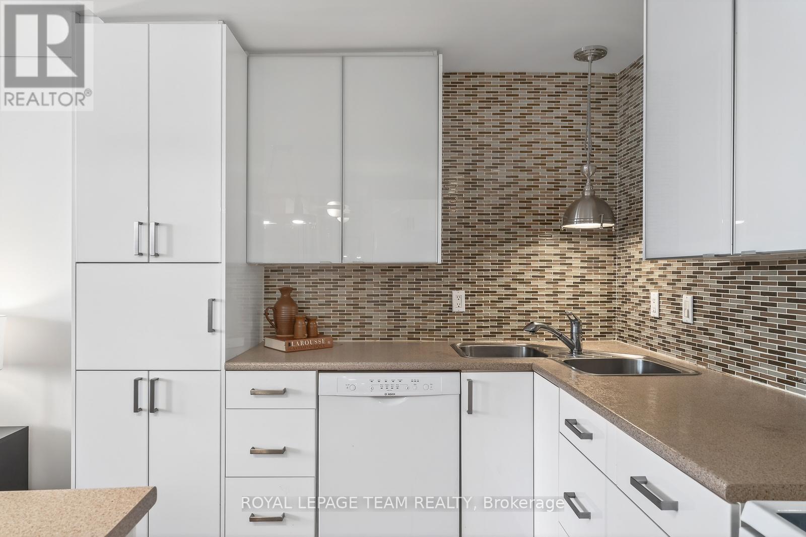 809 - 530 Laurier Avenue W, Ottawa, ON - Indoor Photo Showing Kitchen With Upgraded Kitchen