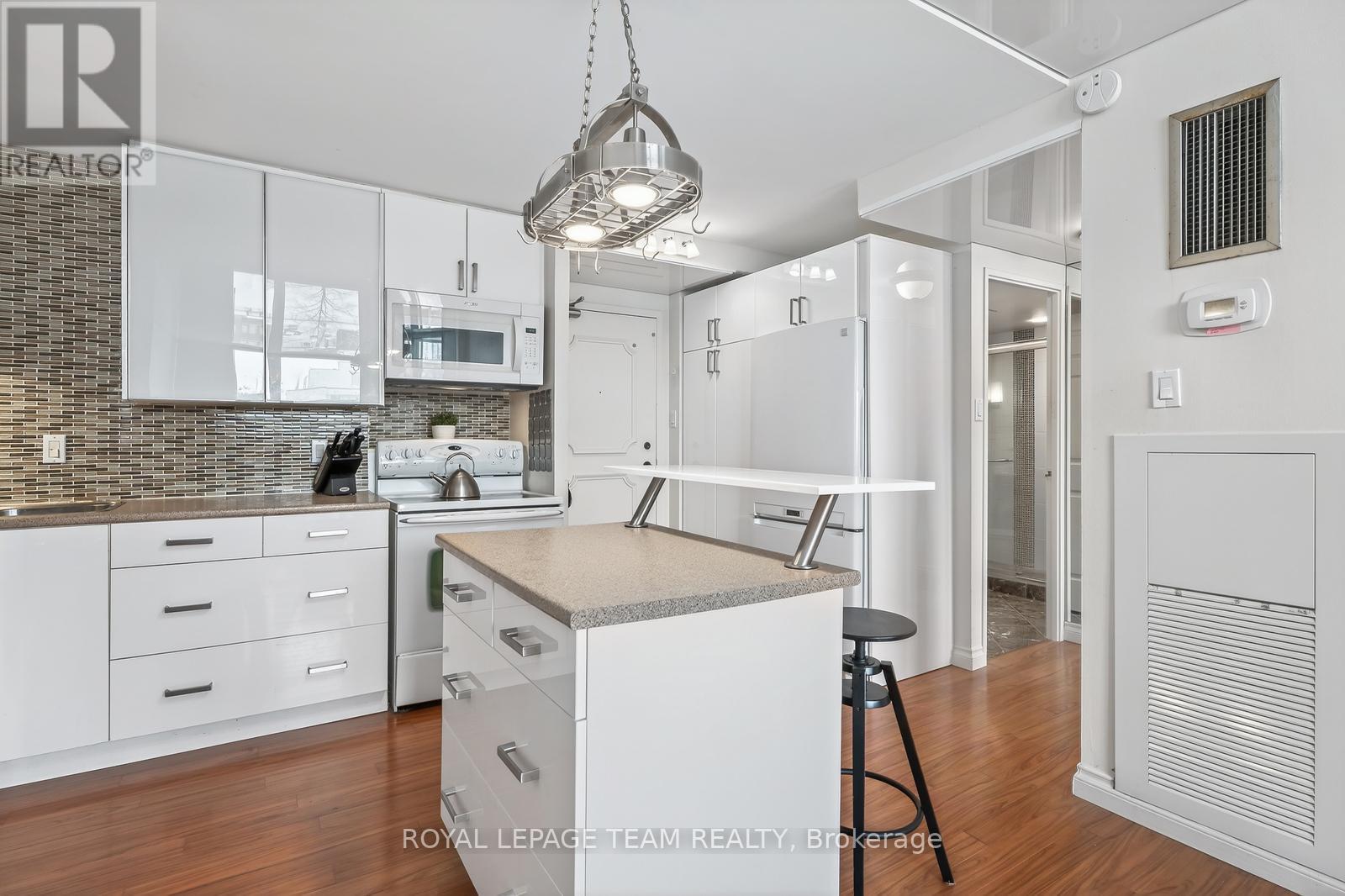 809 - 530 Laurier Avenue W, Ottawa, ON - Indoor Photo Showing Kitchen