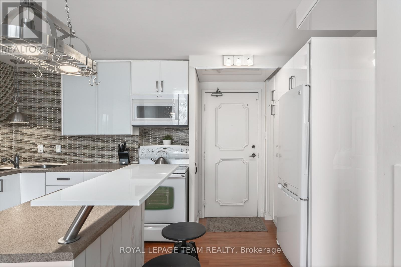 809 - 530 Laurier Avenue W, Ottawa, ON - Indoor Photo Showing Kitchen With Upgraded Kitchen