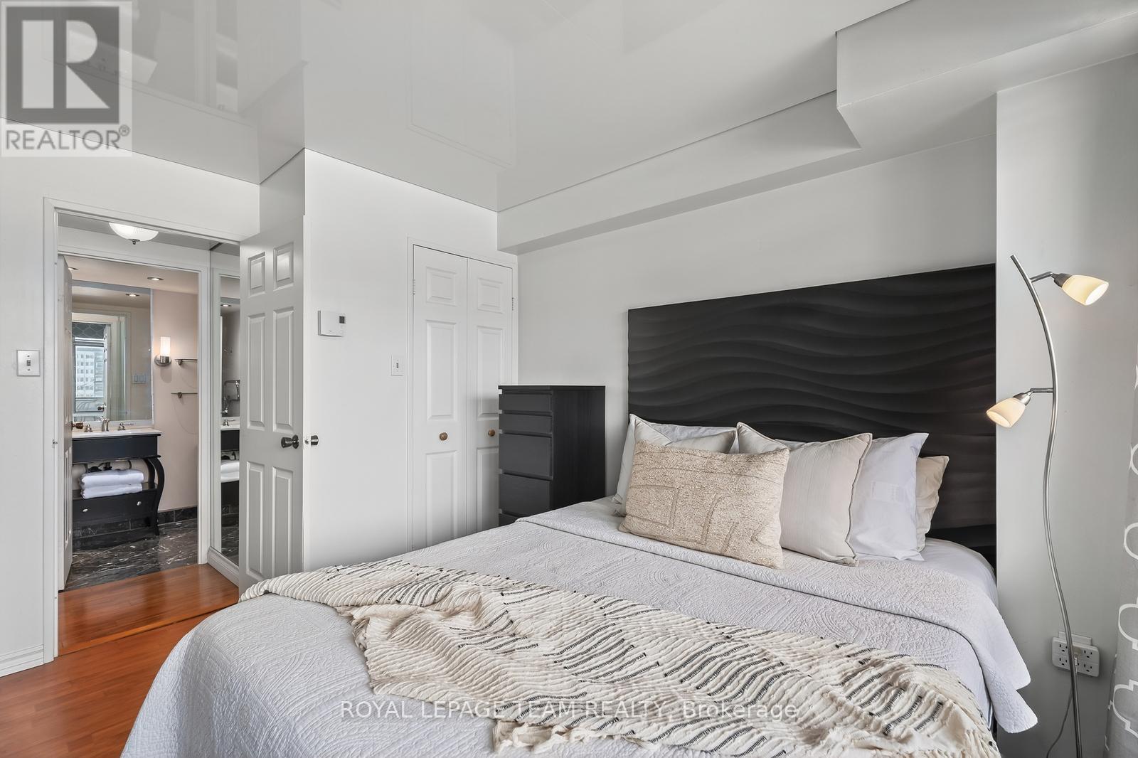 809 - 530 Laurier Avenue W, Ottawa, ON - Indoor Photo Showing Bedroom