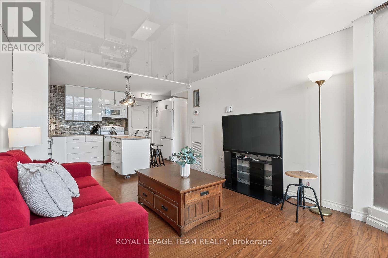 809 - 530 Laurier Avenue W, Ottawa, ON - Indoor Photo Showing Living Room