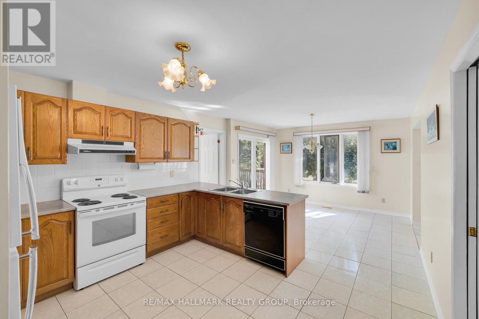 1396 Larose Avenue, Ottawa, ON - Indoor Photo Showing Kitchen With Double Sink