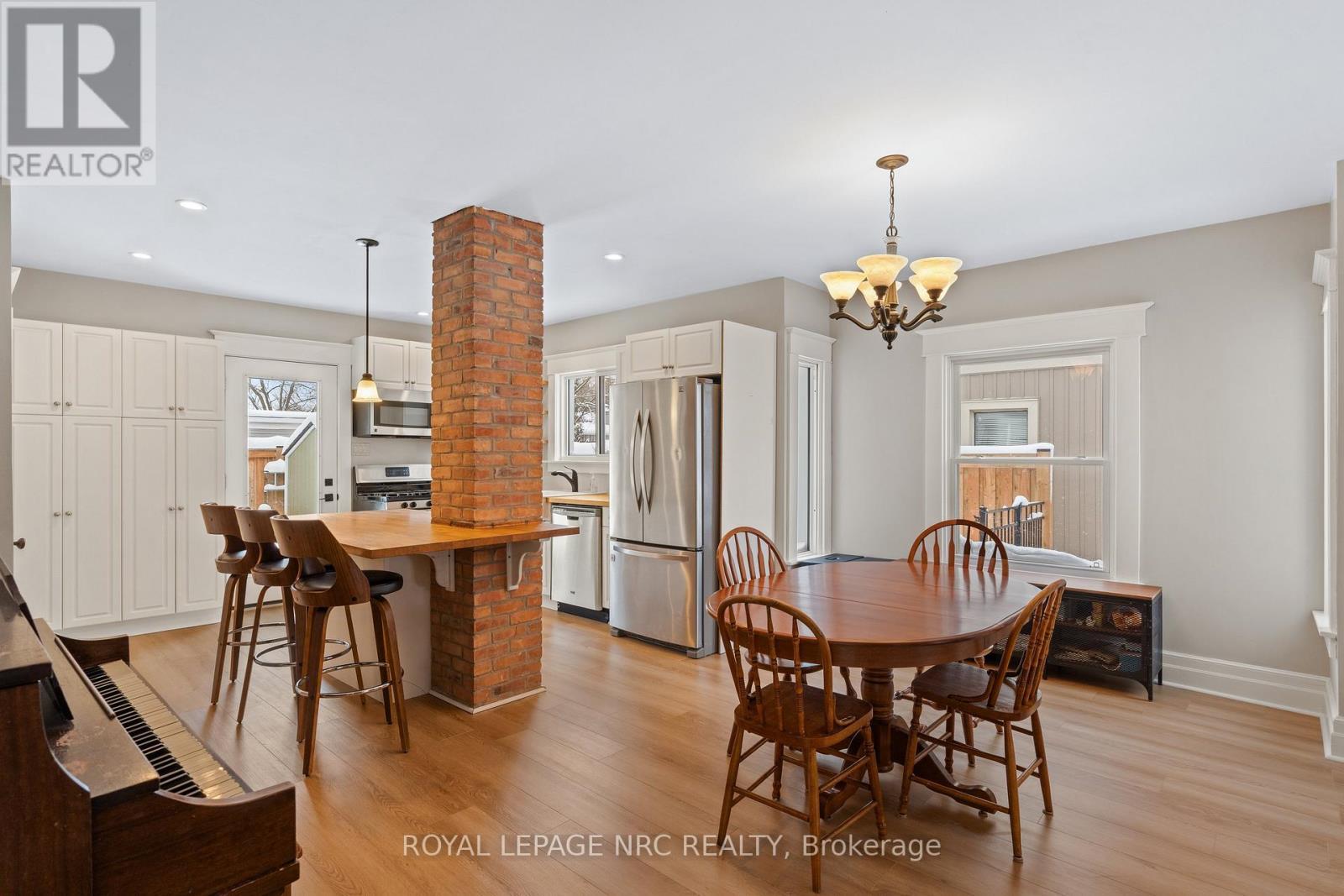 Character & charm - 76 Henry Street, St. Catharines (Downtown), ON - Indoor Photo Showing Dining Room
