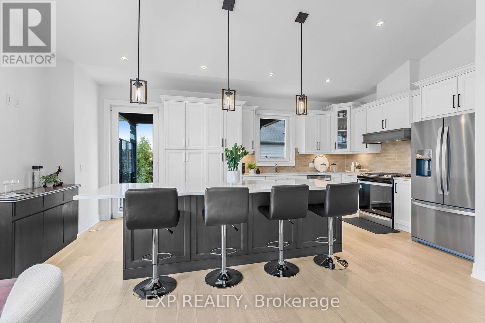 4242 Village Creek Drive, Fort Erie (Stevensville), ON - Indoor Photo Showing Kitchen With Upgraded Kitchen