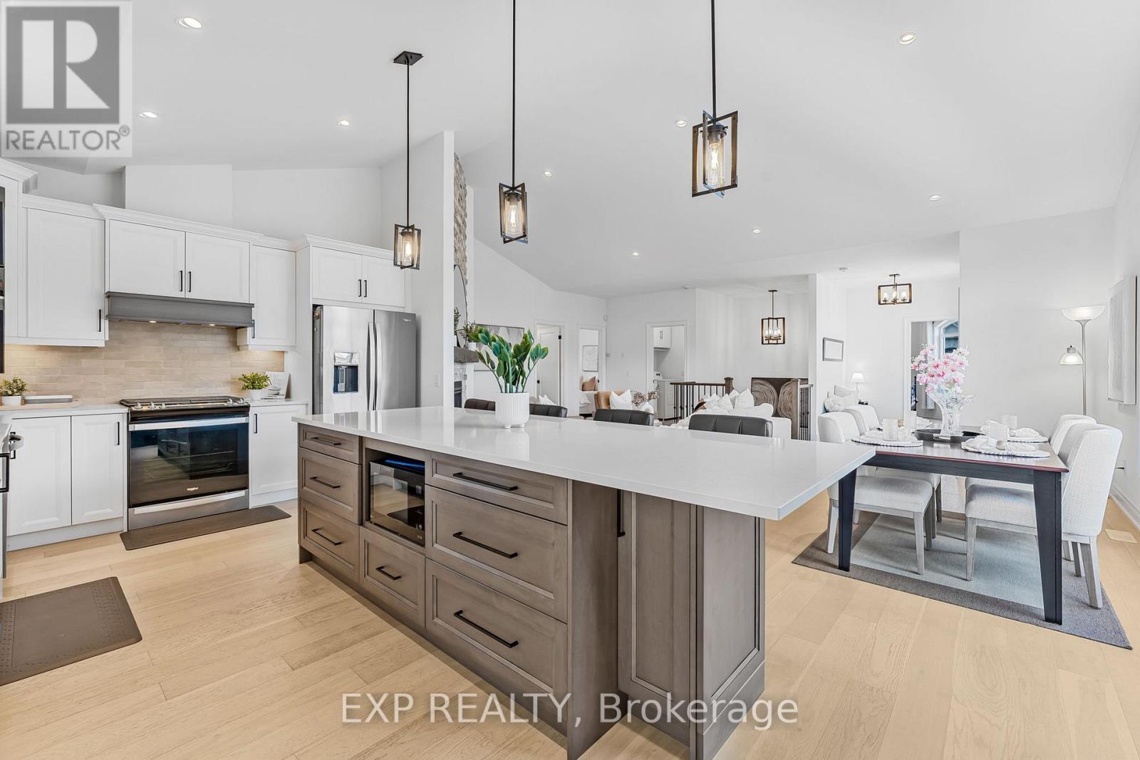 4242 Village Creek Drive, Fort Erie (Stevensville), ON - Indoor Photo Showing Kitchen With Upgraded Kitchen